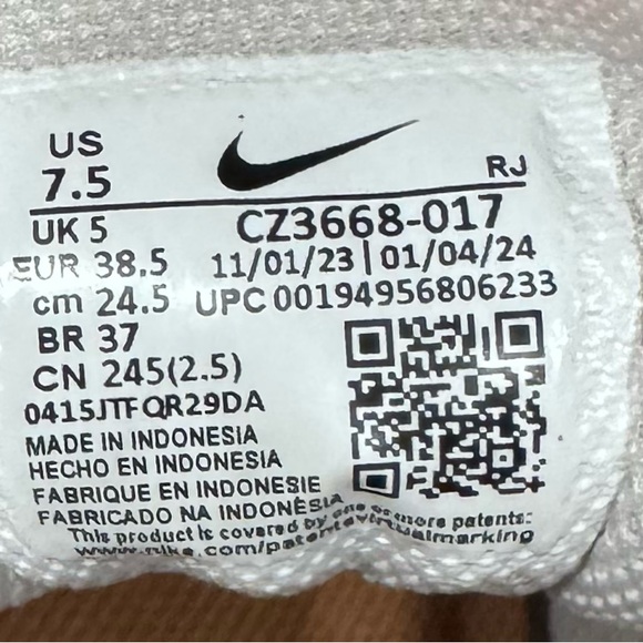 Nike Women's Legend Essential 2 Training Shoes - Picture 8 of 8